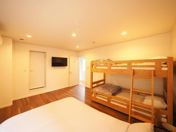 Family Tree Guest House : photo 3 de la chambre chambre quadruple avec salle de bains