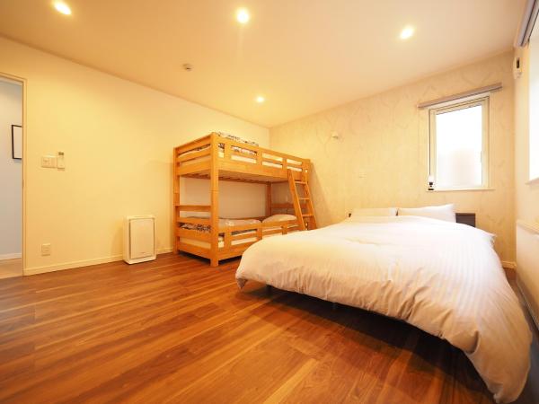 Family Tree Guest House : photo 4 de la chambre chambre quadruple avec salle de bains