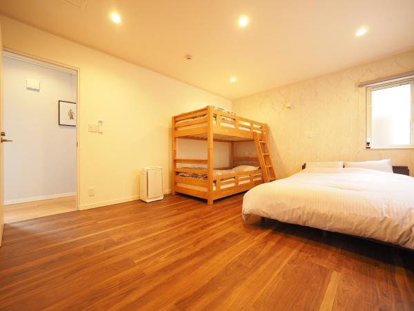 Family Tree Guest House : photo 8 de la chambre chambre quadruple avec salle de bains