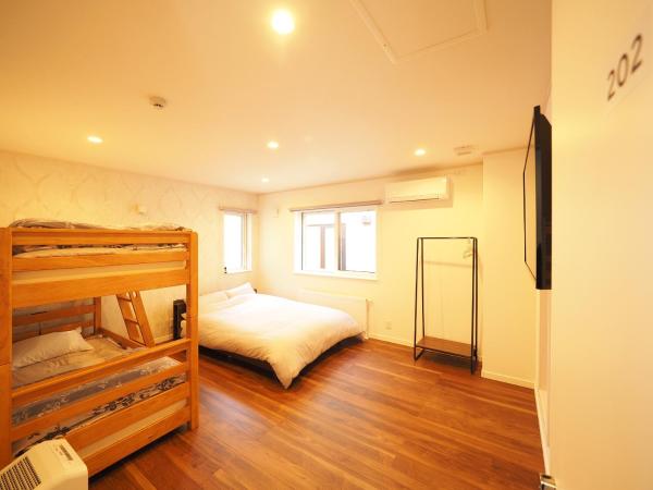 Family Tree Guest House : photo 10 de la chambre chambre quadruple avec salle de bains