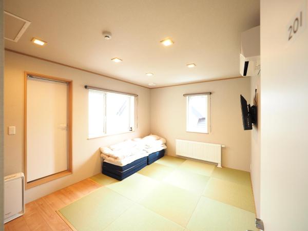 Family Tree Guest House : photo 1 de la chambre chambre triple avec salle de bains privative