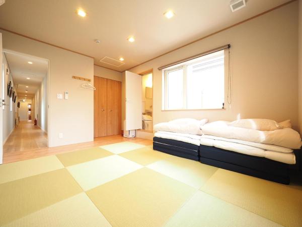 Family Tree Guest House : photo 6 de la chambre chambre triple avec salle de bains privative