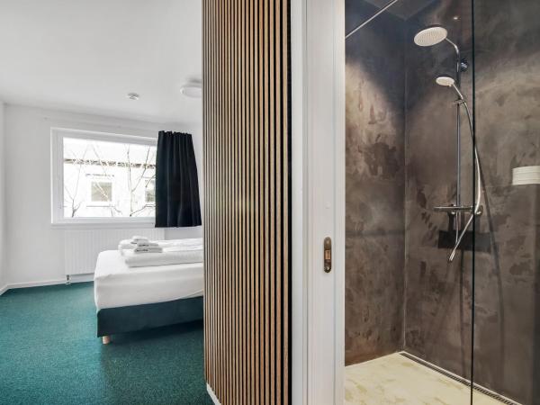 Sleepcph : photo 3 de la chambre chambre double avec salle de bains privative