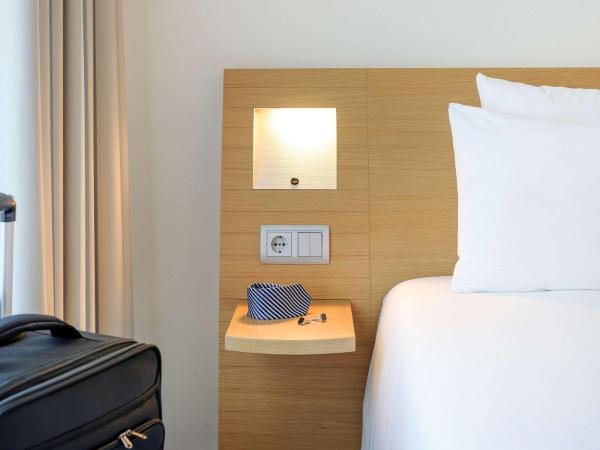 Novotel Berlin Am Tiergarten : photo 4 de la chambre suite junior avec 1 lit queen-size et 1 canapé