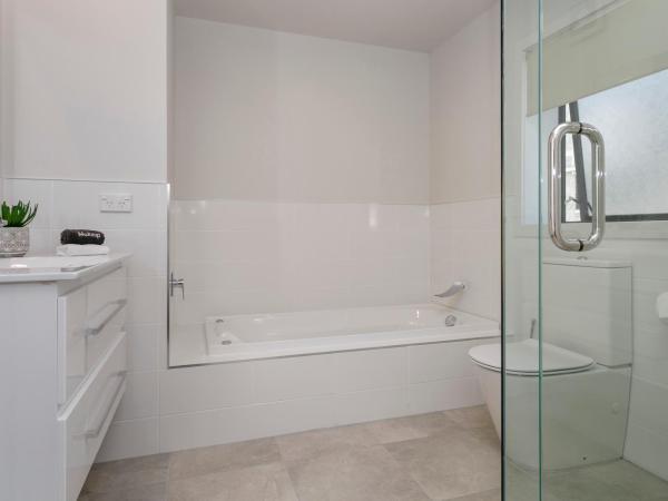 Acacia Lake View Motel : photo 10 de la chambre suite lit king-size