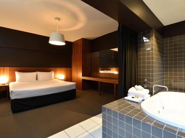 Riverview on Mount Street : photo 2 de la chambre suite lit king-size avec baignoire spa