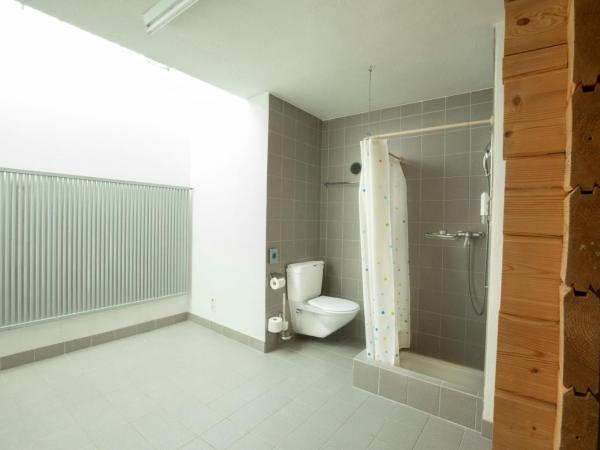 Hostel Casa Franco : photo 4 de la chambre chambre 8 lits avec salle de bains commune