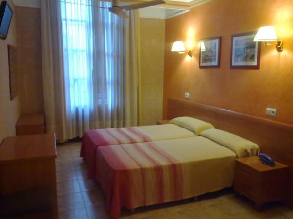 HOTEL FORNOS - Barcelona : photo 3 de la chambre chambre lits jumeaux