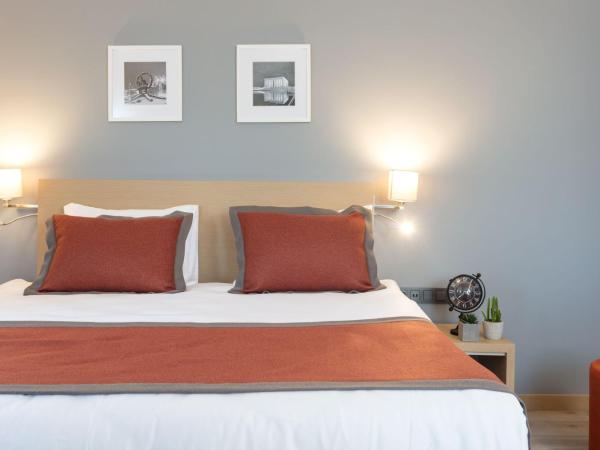 TRYP by Wyndham Ankara Oran : photo 5 de la chambre chambre lit king-size - accessible aux personnes à mobilité réduite - non-fumeurs 