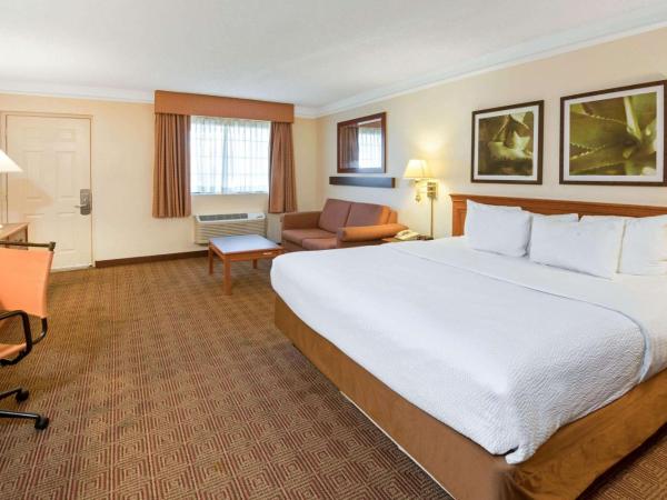 La Quinta Inn by Wyndham San Antonio Market Square : photo 1 de la chambre suite lit king-size deluxe - non-fumeurs