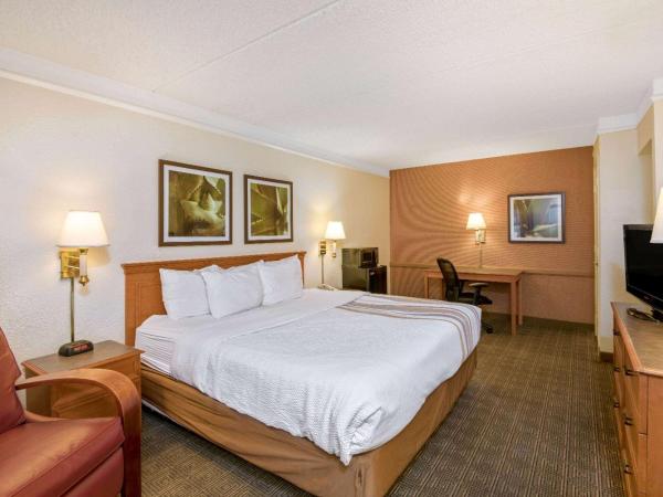 La Quinta Inn by Wyndham San Antonio Market Square : photo 1 de la chambre chambre lit king-size avec douche accessible en fauteuil roulant - adaptée aux personnes malentendantes/à mobilité réduite - non-fumeurs