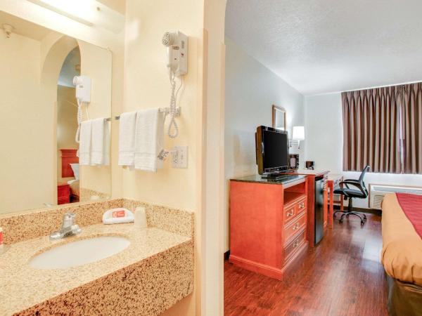 Econo Lodge Inn & Suites Albuquerque East I-40 Eubank Exit : photo 4 de la chambre chambre lit king-size - non-fumeurs