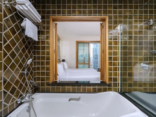 Grande Centre Point Ploenchit : photo 9 de la chambre hébergement supérieur avec balcon