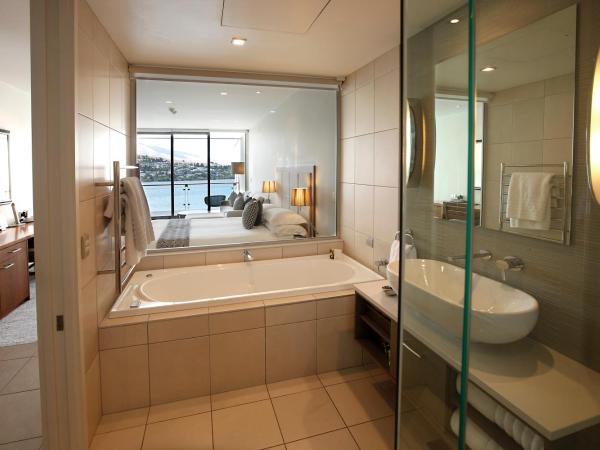 The Rees Hotel & Luxury Apartments : photo 5 de la chambre chambre lit king-size exécutive avec vue sur le lac