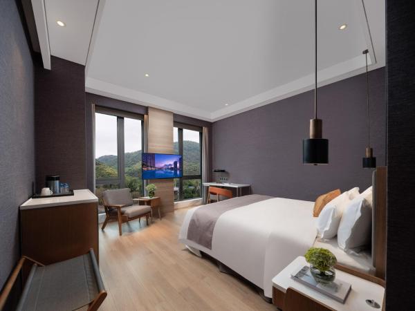 Genpla Hotel Shenzhen Nanshan : photo 1 de la chambre chambre lit king-size - vue sur montagne