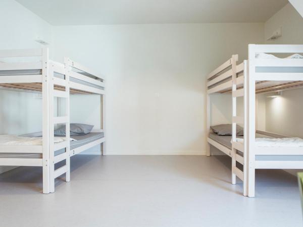 Snuffel Youth Hostel : photo 3 de la chambre dortoir de 4 lits avec salle de bains privative