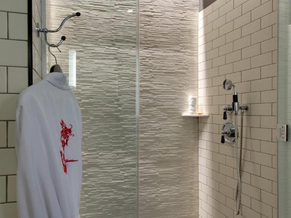 Hotel 50 Bowery, part of JdV by Hyatt : photo 5 de la chambre chambre lit king-size - vue sur pont