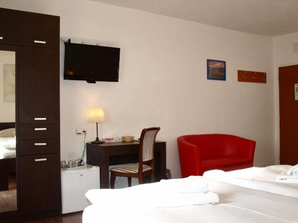 Pension Village : photo 6 de la chambre chambre triple basique avec salle de bains commune