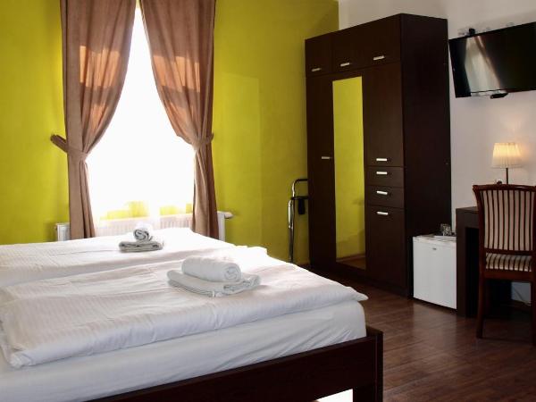 Pension Village : photo 5 de la chambre chambre triple basique avec salle de bains commune