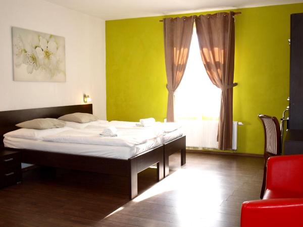 Pension Village : photo 4 de la chambre chambre triple basique avec salle de bains commune