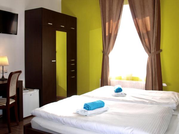 Pension Village : photo 7 de la chambre chambre triple basique avec salle de bains commune