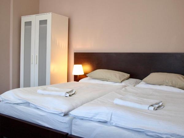 Pension Village : photo 3 de la chambre chambre double avec salle de bains commune