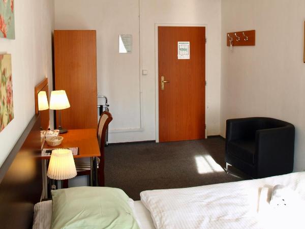 Pension Village : photo 7 de la chambre chambre double avec salle de bains commune