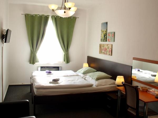 Pension Village : photo 9 de la chambre chambre double avec salle de bains commune