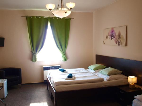 Pension Village : photo 3 de la chambre chambre triple basique avec salle de bains commune