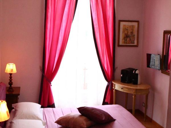 Duca's Guest House : photo 1 de la chambre chambre triple avec salle de bains privative