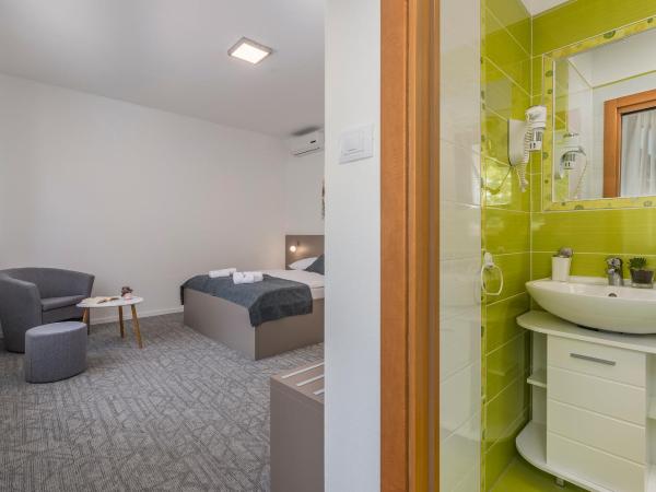 Villa Ladavac B&B : photo 8 de la chambre chambre double avec terrasse