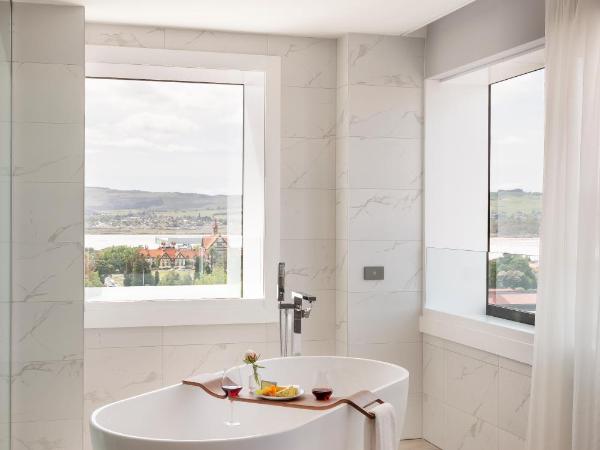 Pullman Rotorua : photo 2 de la chambre suite lit king-size supérieure - vue sur ville