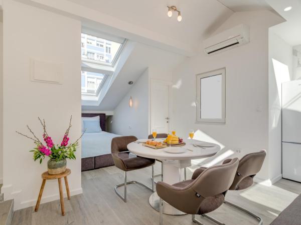 CAPITAL Apartments and Rooms : photo 4 de la chambre studio lit king-size avec canapé-lit