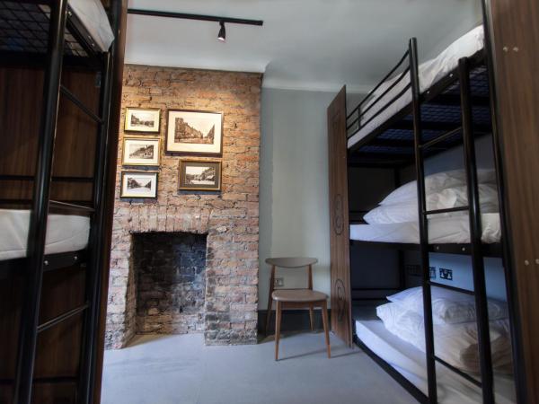 PubLove @ The Crown, Battersea : photo 4 de la chambre dortoir privé de 9 lits avec salle de bains commune