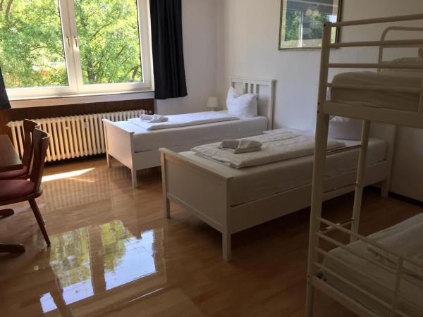 GZ Hostel Bonn : photo 4 de la chambre chambre triple avec salle de bains commune