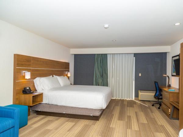 Holiday Inn Express San Diego Airport-Old Town, an IHG Hotel : photo 4 de la chambre suite lit king-size avec baignoire spa