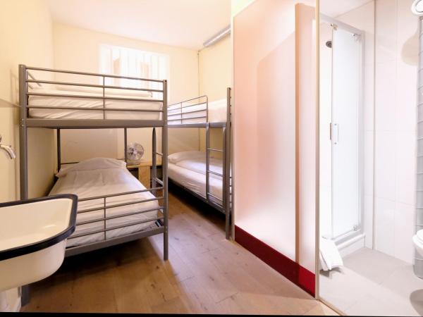 Barabas Luzern : photo 1 de la chambre chambre quadruple avec salle de bains privative séparée