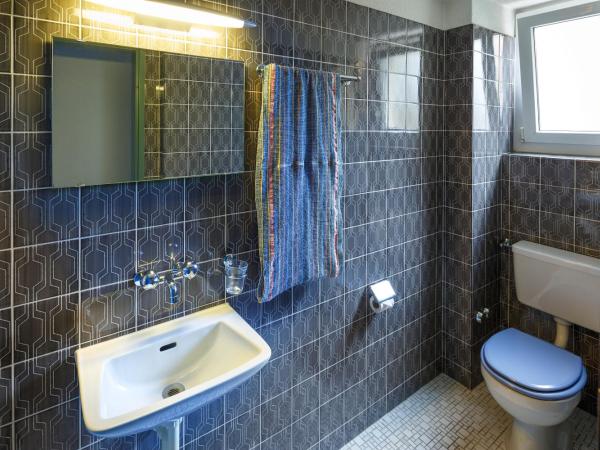 Residence zum Löwen : photo 1 de la chambre chambre double avec salle de bains commune