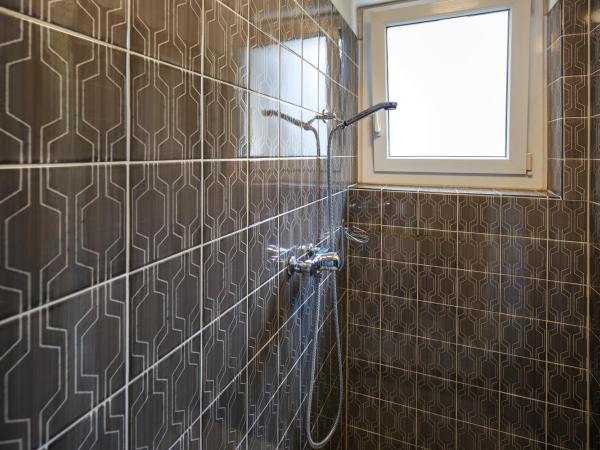 Residence zum Löwen : photo 2 de la chambre chambre double avec salle de bains commune