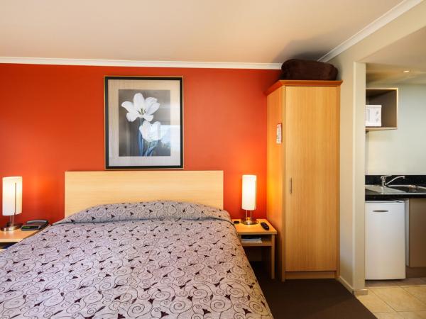 Queenstown Motel Apartments : photo 4 de la chambre studio avec vue sur le lac et baignoire spa