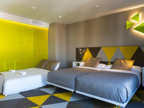 Hotel Macià Sevilla Kubb : photo 1 de la chambre chambre lits jumeaux standard avec canapé