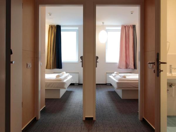 Maverick City Lodge : photo 4 de la chambre chambre double avec salle de bains commune