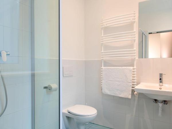 Maverick City Lodge : photo 6 de la chambre chambre double avec salle de bains privative