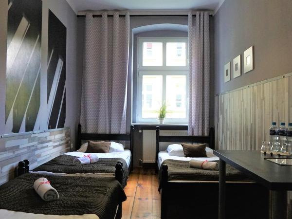 Explorer Hostel & Apartment Stare Miasto OLD TOWN 24H #don't be a tourist, be an Explorer! : photo 9 de la chambre chambre triple avec salle de bains commune