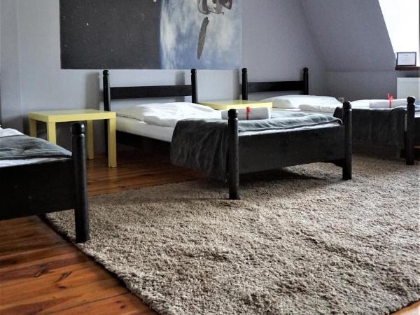 Explorer Hostel & Apartment Stare Miasto OLD TOWN 24H #don't be a tourist, be an Explorer! : photo 1 de la chambre chambre quadruple avec salle de bains commune
