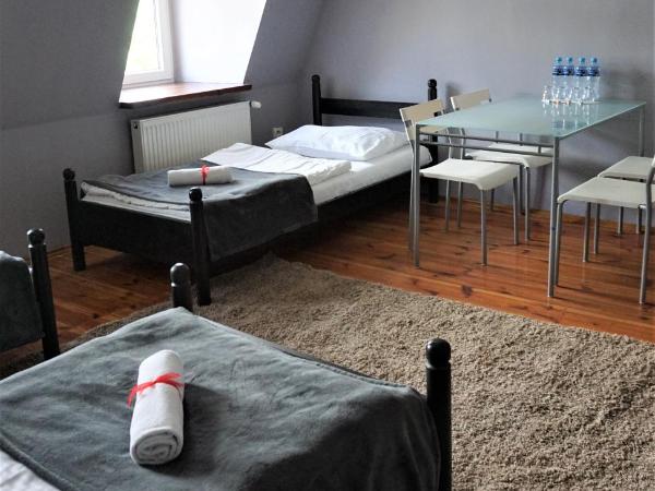 Explorer Hostel & Apartment Stare Miasto OLD TOWN 24H #don't be a tourist, be an Explorer! : photo 2 de la chambre chambre quadruple avec salle de bains commune