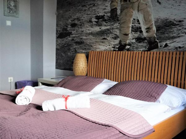 Explorer Hostel & Apartment Stare Miasto OLD TOWN 24H #don't be a tourist, be an Explorer! : photo 5 de la chambre chambre double avec salle de bains commune