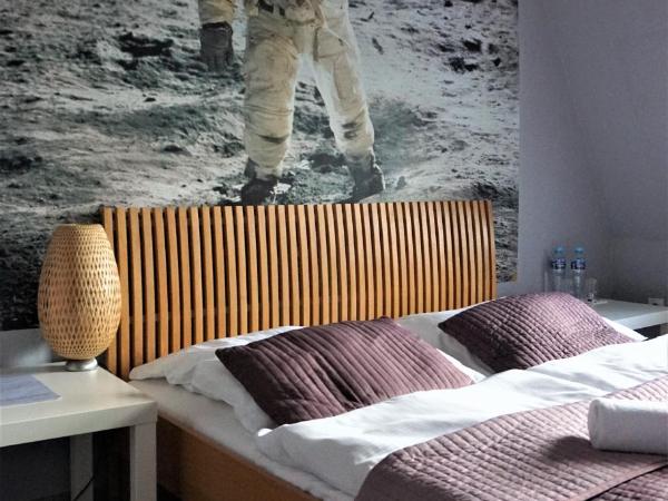 Explorer Hostel & Apartment Stare Miasto OLD TOWN 24H #don't be a tourist, be an Explorer! : photo 7 de la chambre chambre double avec salle de bains commune