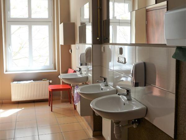 Explorer Hostel & Apartment Stare Miasto OLD TOWN 24H #don't be a tourist, be an Explorer! : photo 7 de la chambre chambre triple avec salle de bains commune