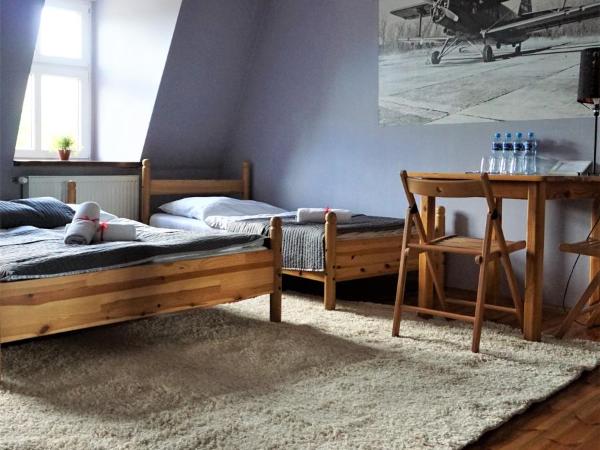 Explorer Hostel & Apartment Stare Miasto OLD TOWN 24H #don't be a tourist, be an Explorer! : photo 3 de la chambre chambre quadruple avec salle de bains privative